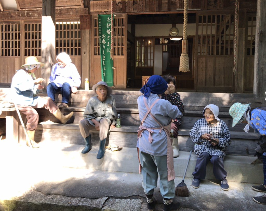鶯宿諏訪神社とおばあちゃんたち
